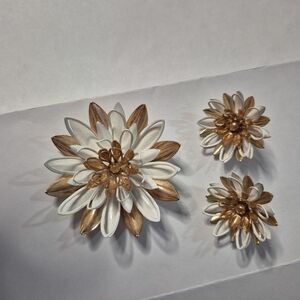 VINTAGE SARAH COVENTRY 3 DIMENSIONAL WHITE & GOLD BROOCH & CLIP EARRINGS SET
